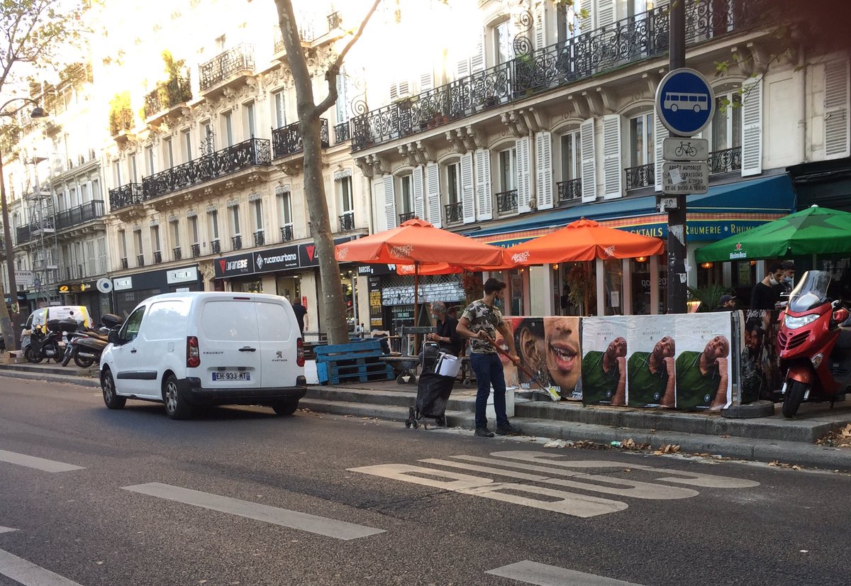 BdBeaumarchais's tweet photo. Affichage sauvage sur le boulevard, tranquillou pépère et sans pression, à 18h15. Pas de sanctions?  Ou sanctions ridicules? Pourquoi s'en priver?
@ParisEnCommun @Parisjecoute @Mairiedu11 @ArielWeilT https://t.co/jnWkGet05J