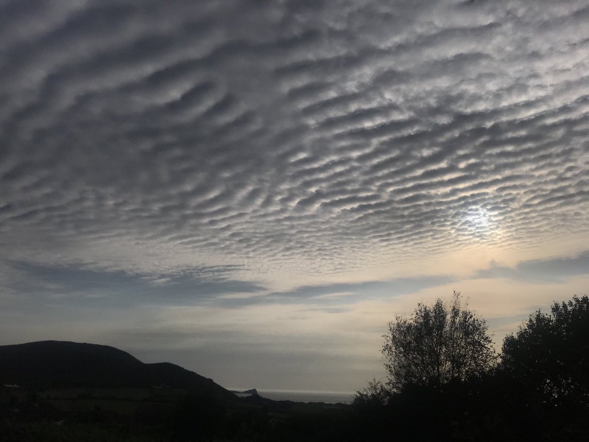 Clouds rolling at #llangennith #gower ⁦<a href="/Ruth_ITV/">Ruth_TV</a>⁩ ⁦<a href="/DerekTheWeather/">Derek Brockway - weatherman</a>⁩ ⁦<a href="/carolvorders/">Carol Vorderman</a>⁩