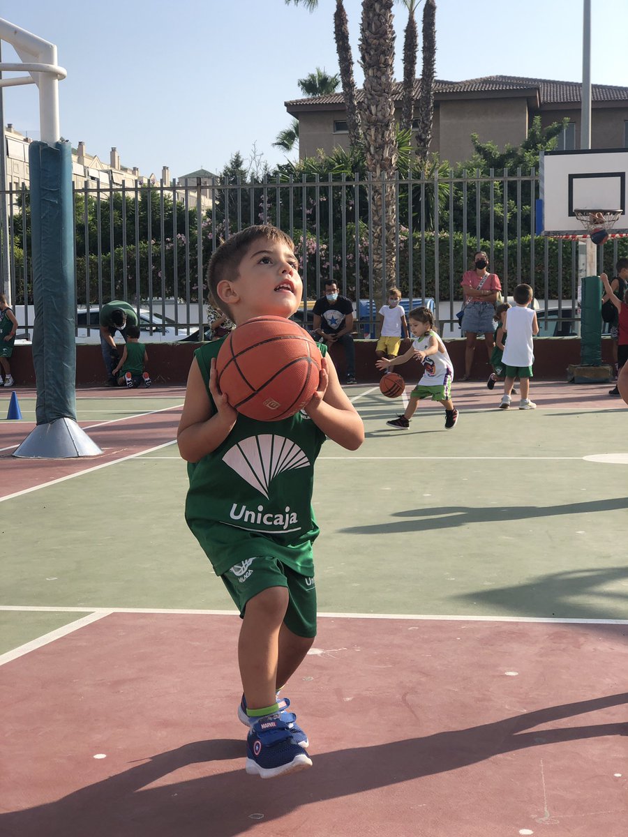EBGMALAGA's tweet photo. Qué buena manera de empezar la semana en Los Guindos 💚, nuestros #peques están de vuelta !! Y se lo están pasando en grande! 🤪🏀 

#SomosEBG https://t.co/uQoBidXs1x