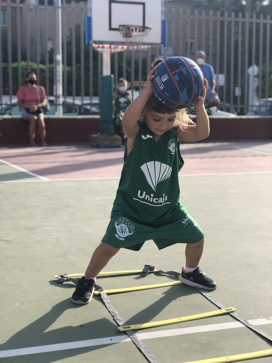 EBGMALAGA's tweet photo. Qué buena manera de empezar la semana en Los Guindos 💚, nuestros #peques están de vuelta !! Y se lo están pasando en grande! 🤪🏀 

#SomosEBG https://t.co/uQoBidXs1x