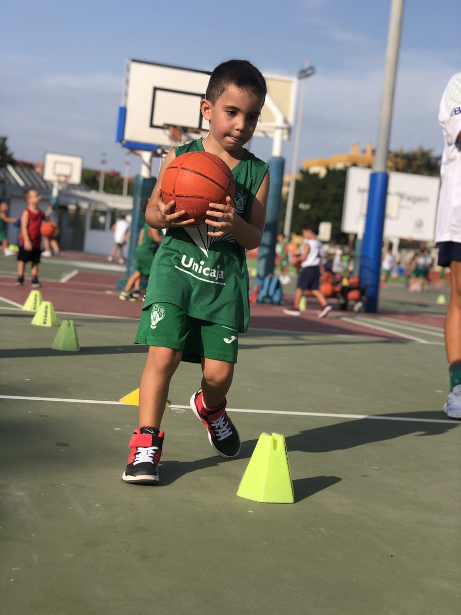 EBGMALAGA's tweet photo. Qué buena manera de empezar la semana en Los Guindos 💚, nuestros #peques están de vuelta !! Y se lo están pasando en grande! 🤪🏀 

#SomosEBG https://t.co/uQoBidXs1x