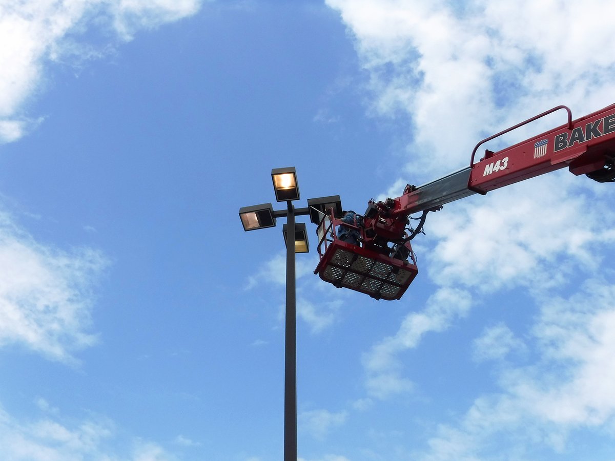bakerssignstx's tweet image. Lighting service work in Livingston, Texas. Bakers' Signs is your one-stop-shop for everything sign, lighting, and electrical! Call us today. 936-446-1239 #bakerssigns #lightingservice #parkinglotlighting