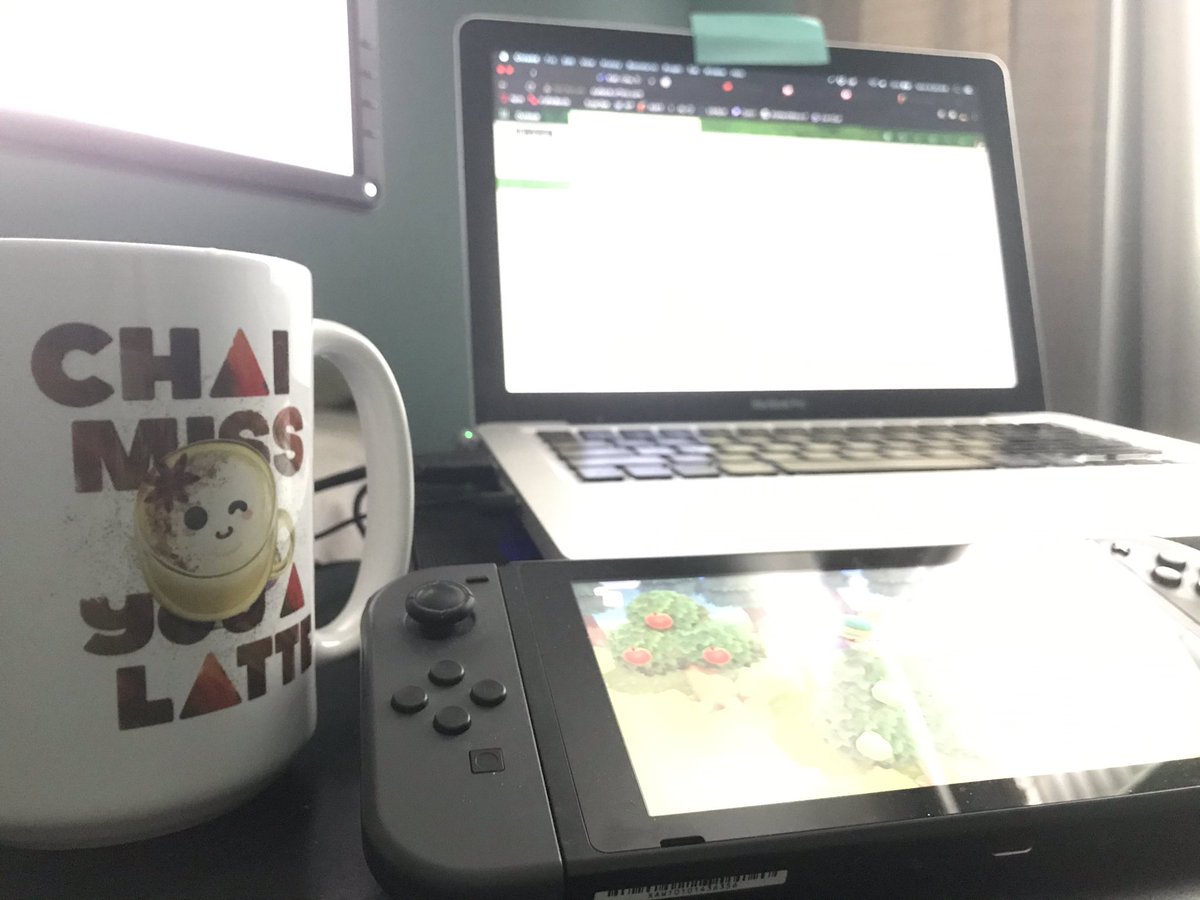 tiffrz's tweet image. “Work work work work work”... #workingfromhome #drinkingtea #NintendoSwitch #AnimalCrossingNewHorizons #comfort