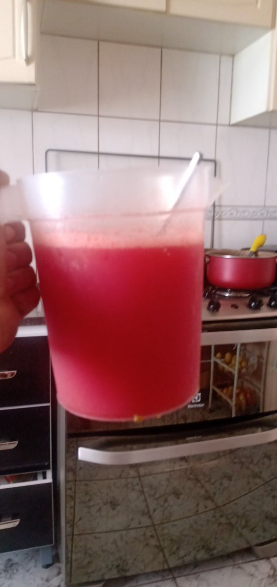 dejoanlaus's tweet photo. Uma jarra de suco natural de morango nesse calor e  não querer guerra com ninguém https://t.co/mKQBQ2FAQ4