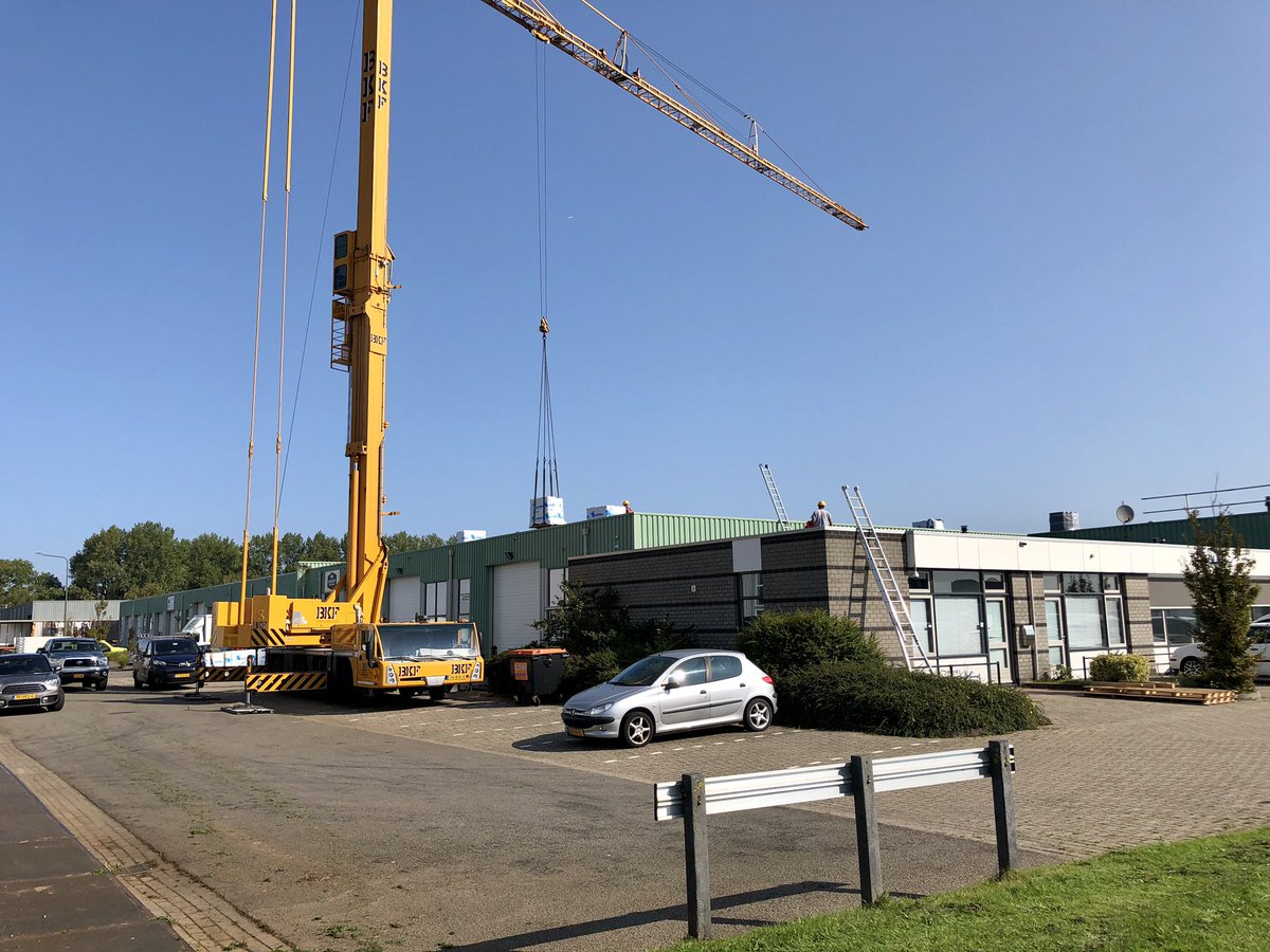 Gramsbergenbv's tweet photo. Vandaag opgestart; ruim 1.600m2 2-laags overlagen van 2 #daken van bedrijvencentrum Franeker met daarbij levering en montage van 12 stuks #lichtkoepels met anti inbraakroosters van 1,50x1,50m
#dak #renovatie #soprema  @VanBovenBV https://t.co/6RIPPiP9wB