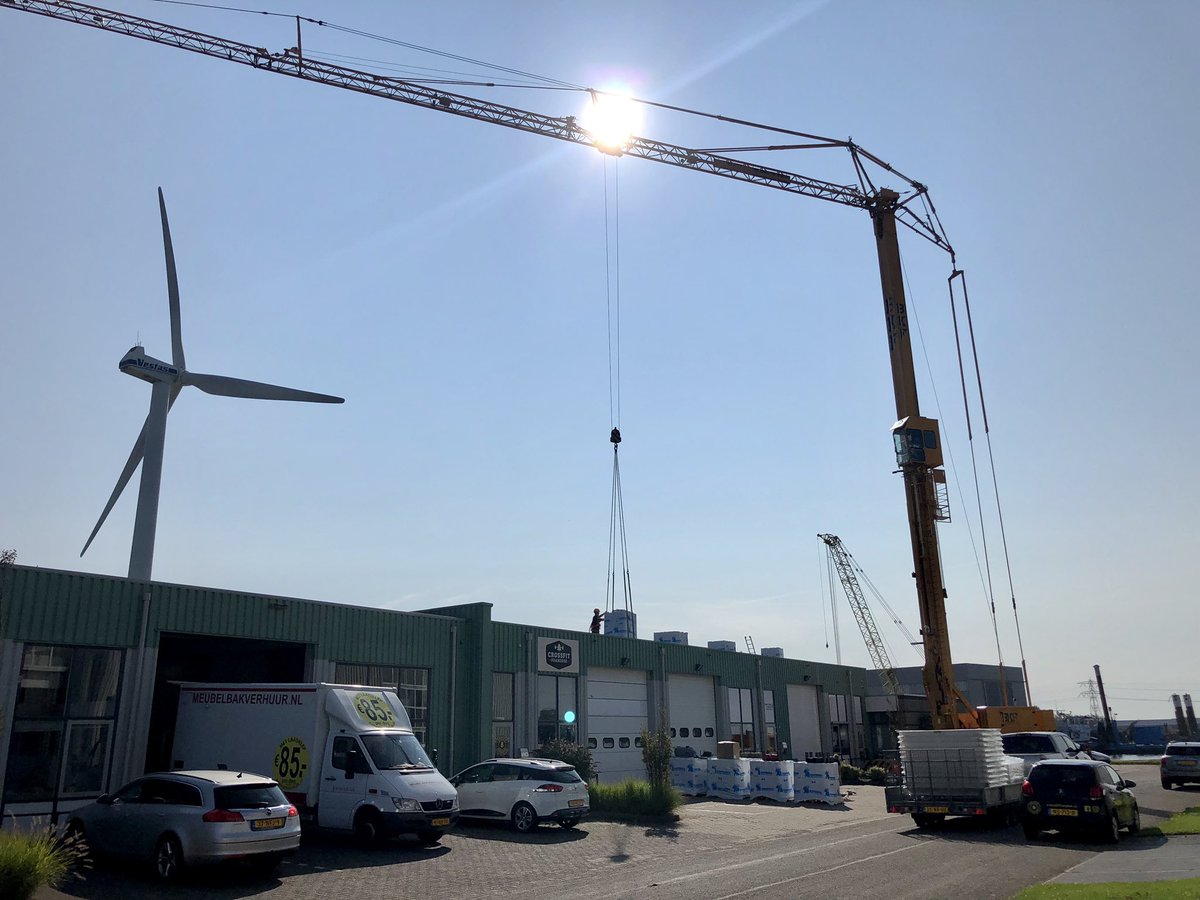 Gramsbergenbv's tweet photo. Vandaag opgestart; ruim 1.600m2 2-laags overlagen van 2 #daken van bedrijvencentrum Franeker met daarbij levering en montage van 12 stuks #lichtkoepels met anti inbraakroosters van 1,50x1,50m
#dak #renovatie #soprema  @VanBovenBV https://t.co/6RIPPiP9wB