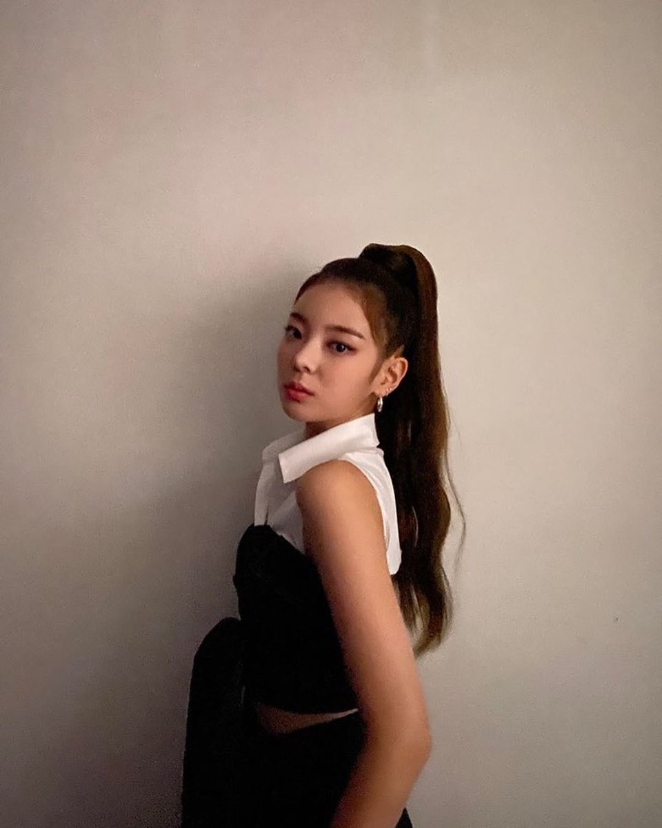lialoop721's tweet photo. [#리아] 200914 Instagram update

#ITZY #있지 #리아 #LIA #예지 #YEJI #류진 #RYUJIN #채령 #CHAERYEONG #유나 #YUNA #MIDZY
#믿지 #ITZY_NotShy #NotShy https://t.co/sFUcCAnV1V