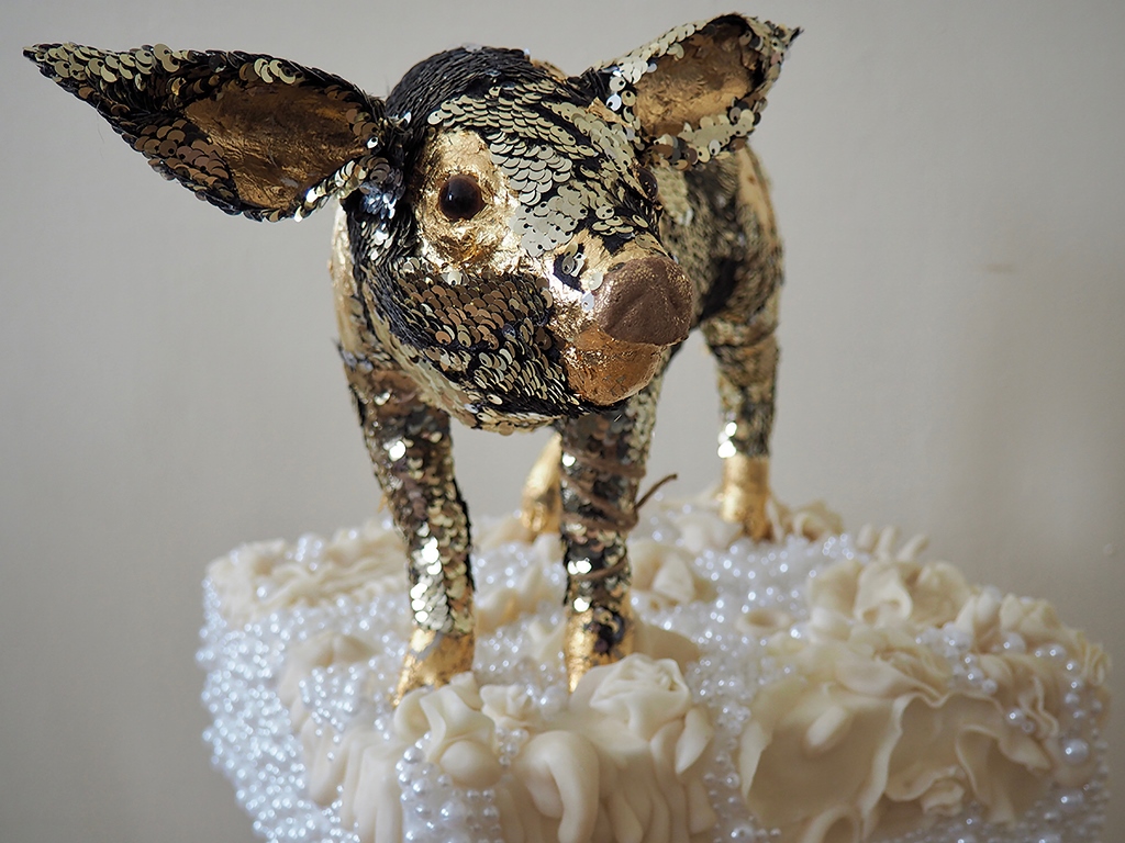 akimboart's tweet photo. The Ottawa City Hall Art Gallery is excited to present Kim Vose Jones – Cirque de-Vice from September 24 to November 29! For more information, visit: https://t.co/TTdvp5zoek

📸Kim Vose Jones, Sparkle Pig, ta da!, 2019 https://t.co/pvee7o9d9X
