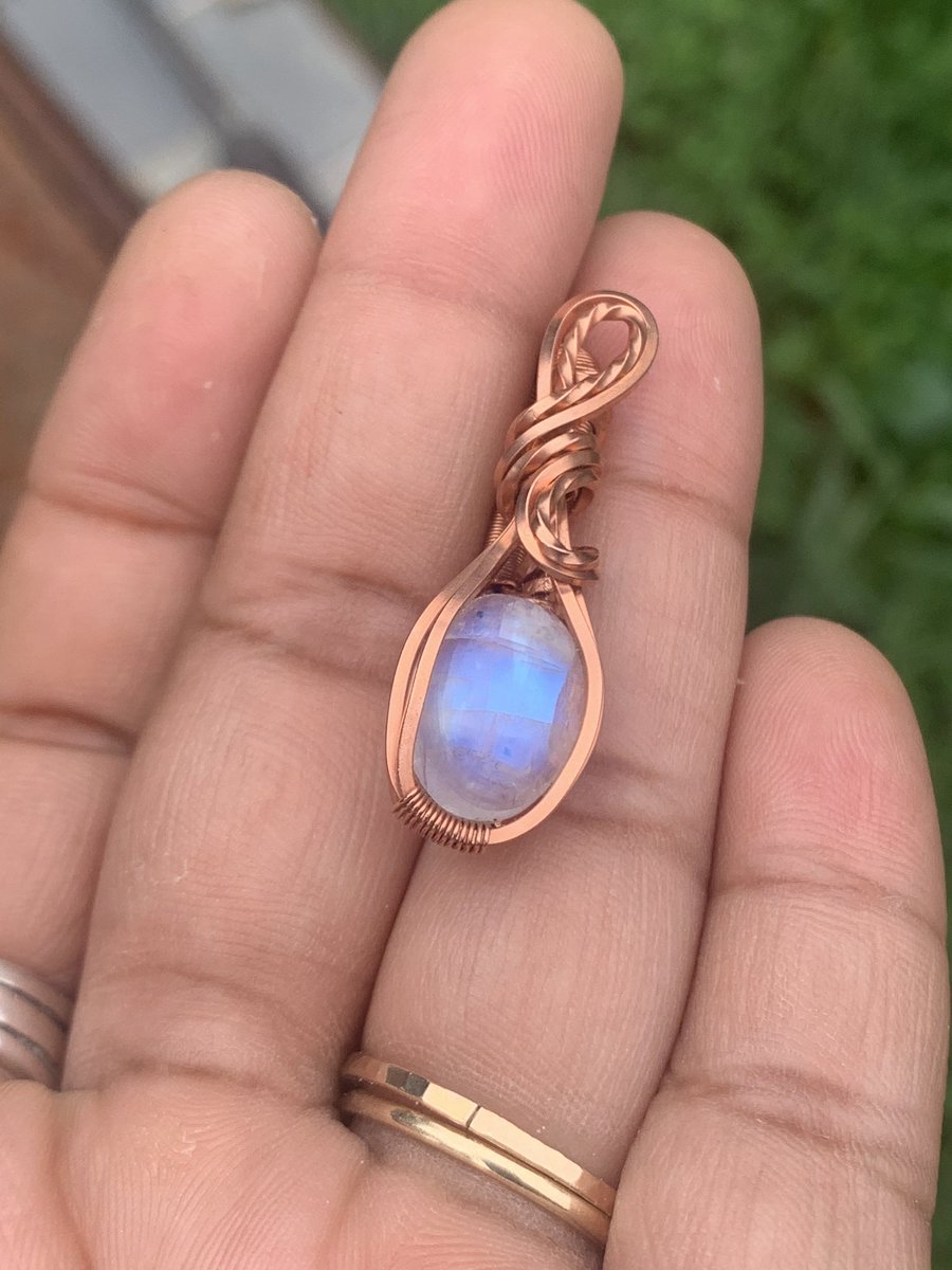 kianamuseart's tweet photo. ✨Giveaway Alert!✨
RT, follow me and drop a number 1-10,000 in the comments to win this flashy moonstone mini! 
The winner will be announced tomorrow 9/15 at 8pm EST 
Good luck! ☺️ https://t.co/kKGUSurpnL