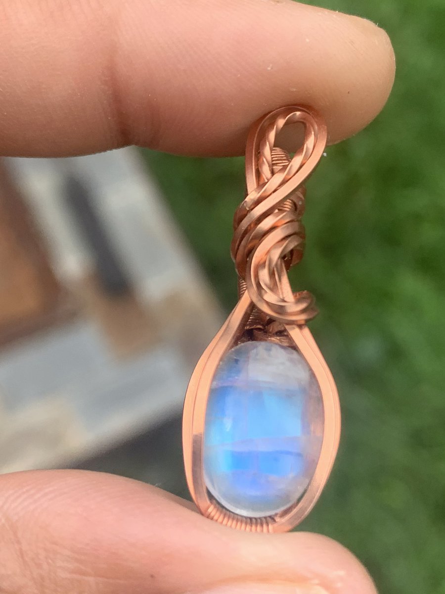 kianamuseart's tweet photo. ✨Giveaway Alert!✨
RT, follow me and drop a number 1-10,000 in the comments to win this flashy moonstone mini! 
The winner will be announced tomorrow 9/15 at 8pm EST 
Good luck! ☺️ https://t.co/kKGUSurpnL