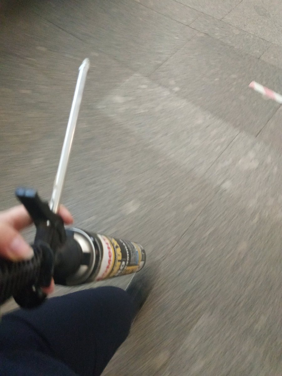 bad_hazza's tweet photo. Девушка, идущая с монтажной пеной в метро вызвала бы у вас какие-то подозрения? https://t.co/JbaSmZLElU