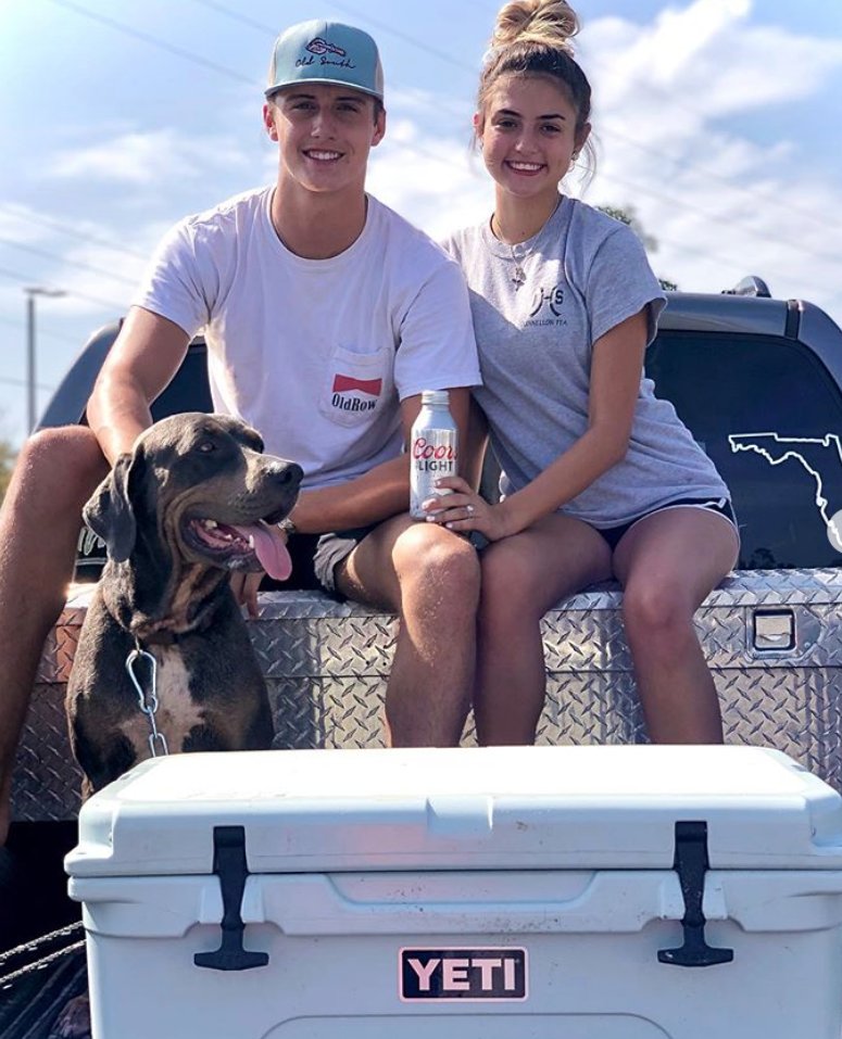Old South Hat ☑️
Your Girl ☑️
Your Dog ☑️
Truck ☑️
Beer ☑️

📸: @shane.schippers

#southern #southernstyle #hunting #fishing #huntingseason #oldsouthapparel
- Shop Online at OldSouthApparel.com