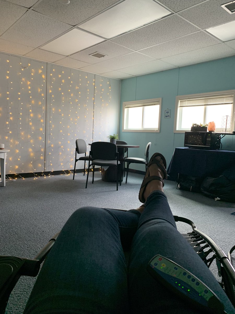 aburnett_FCPS's tweet photo. At what other school can you start a Monday with a heated massage?! Lucky to be at @FCPSWaverley ☺️☺️ @FCPSMaryland #simplyaccelerating #caepatthewave #nobarriers https://t.co/HTRX01GpdU