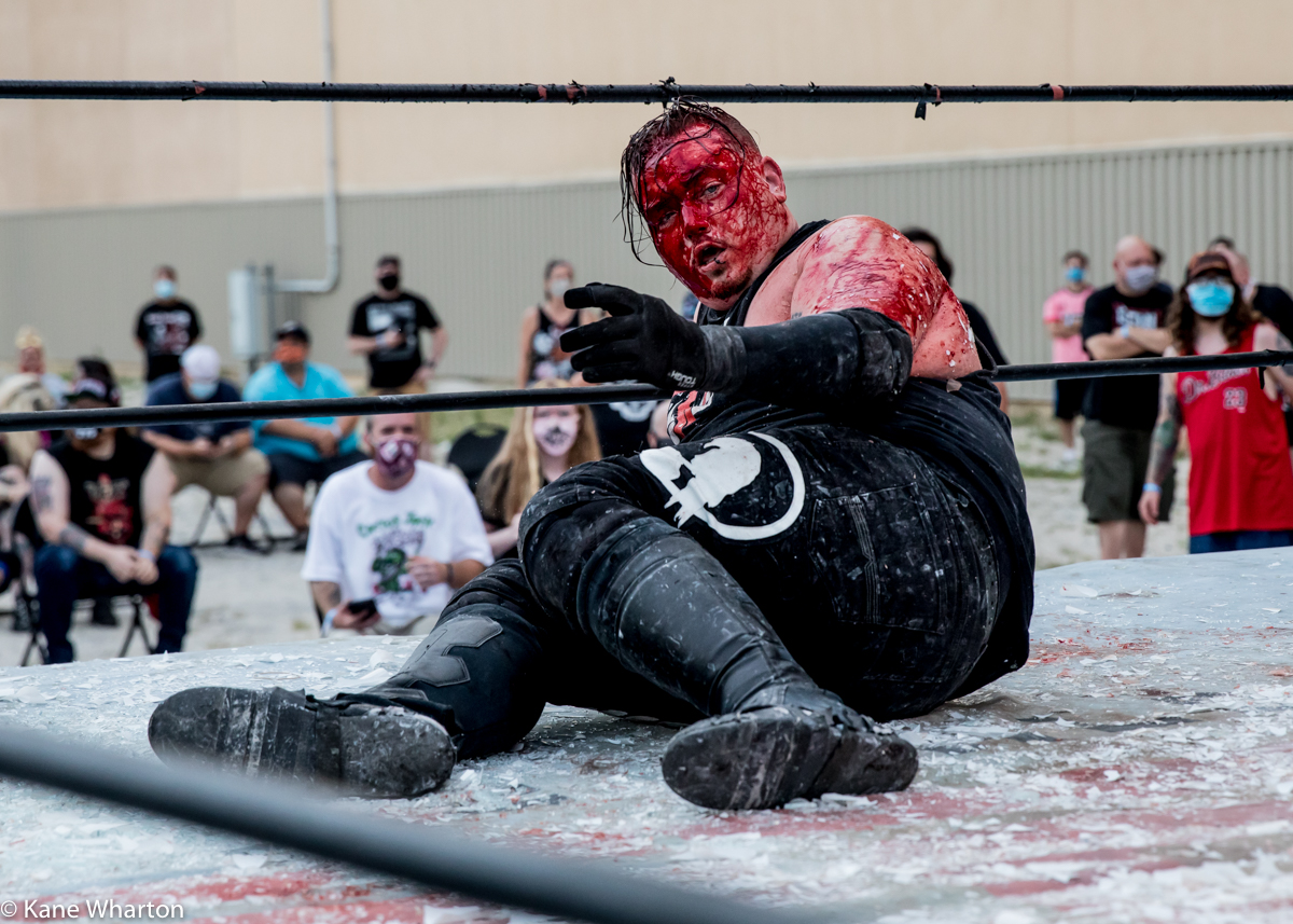 Kane_B13's tweet photo. How I feel when the alarm clock goes off on Monday morning. @RickeyShanePage from @GCWrestling_ #tournamentofsurvival. #44OH #deathmatch #gcwtos5 #GCW https://t.co/fOiFIaGDsI