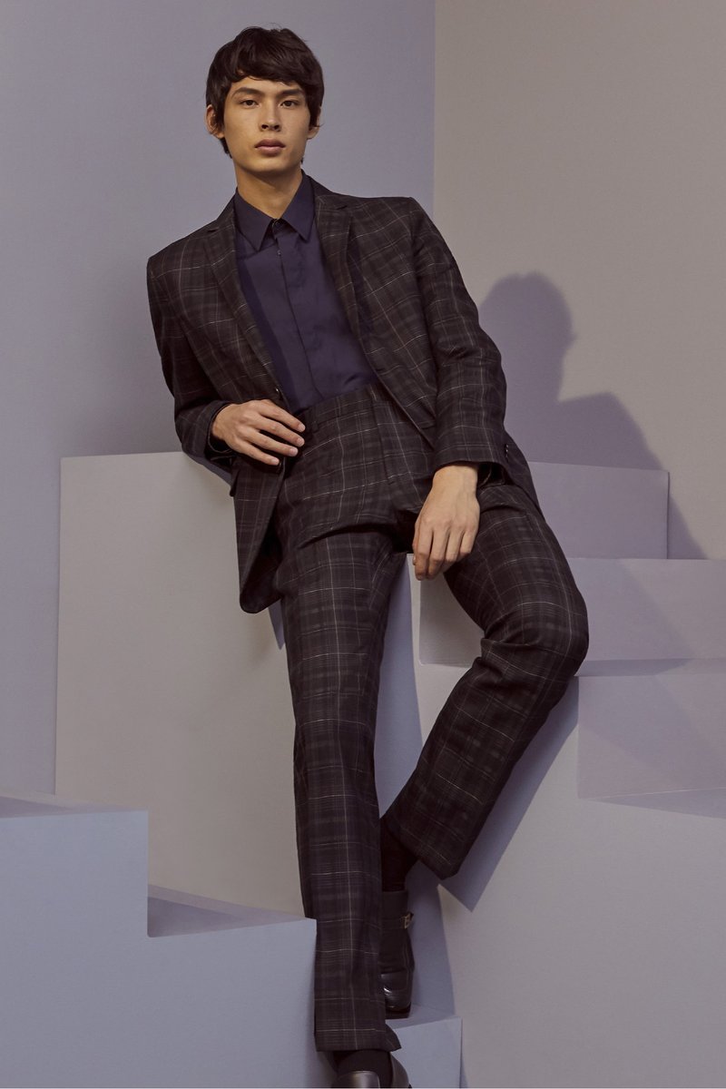 Fendi's tweet photo. A fresh look at a timeless wardrobe pattern – checks strike just the right balance between casual and sophisticated. Explore the #FendiPreFall20 tailoring at https://t.co/4kSH89MBCQ. #Fendi
Photographer: #JoshHight
Stylist: #JulianGanio
Models: #YangHao & #MitchellGorthy https://t.co/cL5R3mwehG