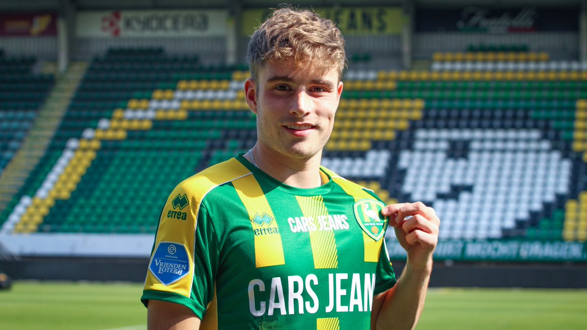 ADODenHaag's tweet photo. Tekenmoment in het @cjstadion ✅

#WillkommenDavid https://t.co/lleo70UYWi