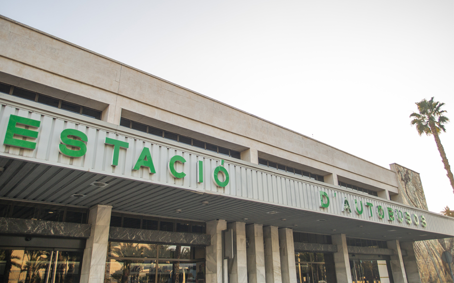Pimesa_Elche's tweet photo. #PlazoAbierto para la presentación de ofertas para la comercialización y adjudicación de un espacio para el suministro, instalación y explotación de cuatro puntos de recarga rápida de vehículos eléctricos en la Estación de Autobuses de #Elche.  https://t.co/k3p2jR3ia5 https://t.co/ze3c3nT1Z8