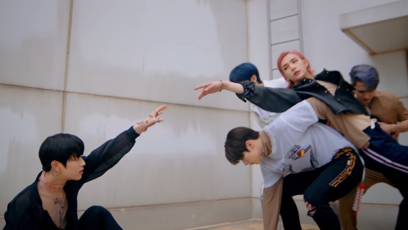 Lety_yy's tweet photo. Como já dizia a filósofa contemporânea Ariana Grande: 

"You'll believe God is a Hyunjin porra"
 #StrayKids_BackDoor
#StrayKidsIn生 https://t.co/tz1N3UzYnJ