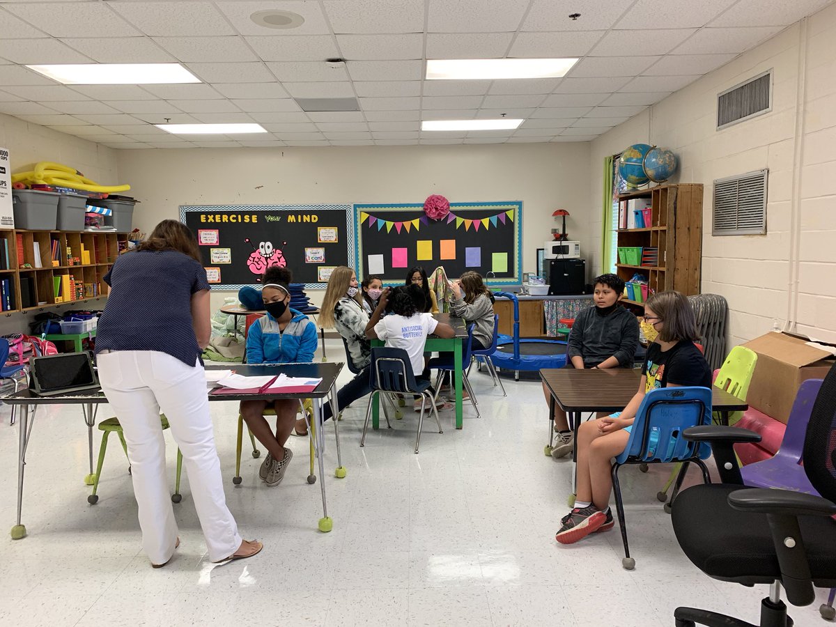 altoparkelem's tweet photo. Exciting things happening @altopark_elem These 5th graders will be among the first to start our very first #APSoars News Show. @FloydCoSchools https://t.co/M0jYHEY4Yo