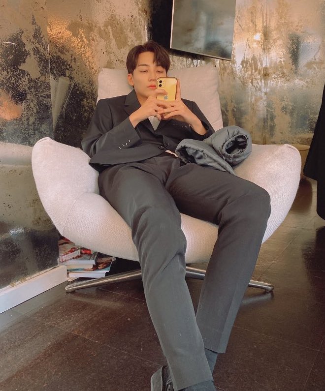 how can someone look this good just by holding up their phone  @pledis_17