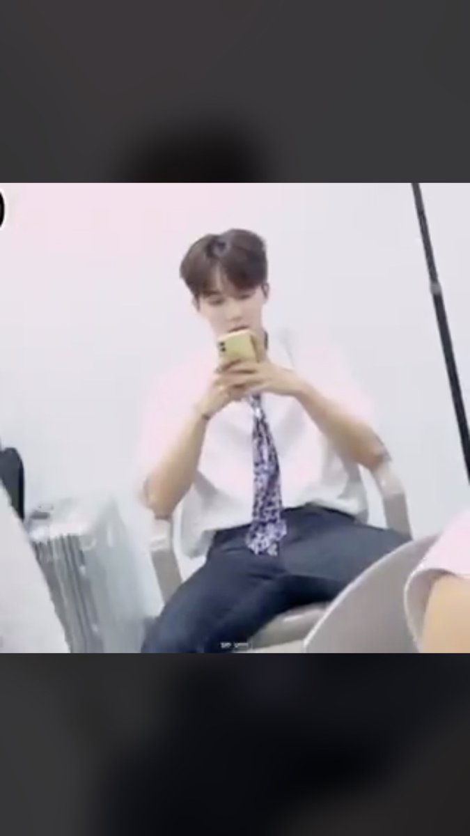 how can someone look this good just by holding up their phone  @pledis_17