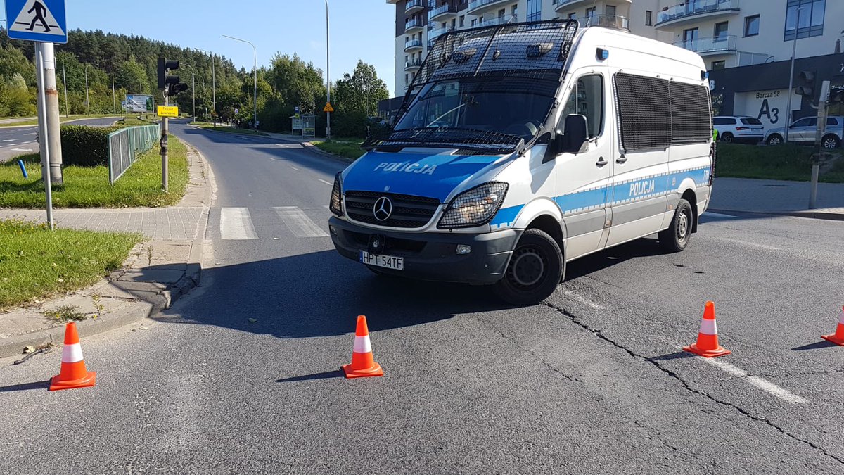 kmpolsztyn's tweet photo. Uwaga! Zablokowana jest ul. Krasickiego na odcinku ul. Barcza - Boenigka. Podczas prac wykopaliskowych budowlańcy natrafili na minę z okresu wojennego. Na miejscu pracują policjanci z rozpoznania minersko-pirotechnicznego wraz z #PSP. Saperzy zajmą się neutralizacją ładunku. https://t.co/xidHCI1KTA