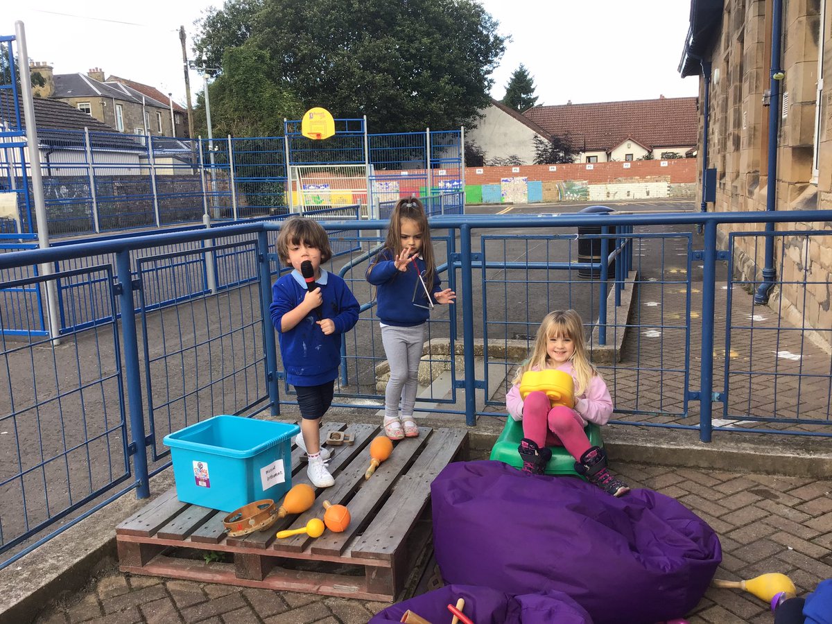AirthNursery's tweet photo. We have been performing for our friends today! We love singing using the microphone 🎤 and playing the musical instruments ! @airthprimary #letsstartaband #expresivearts #confidentindividuals https://t.co/wjpcC0o6wZ