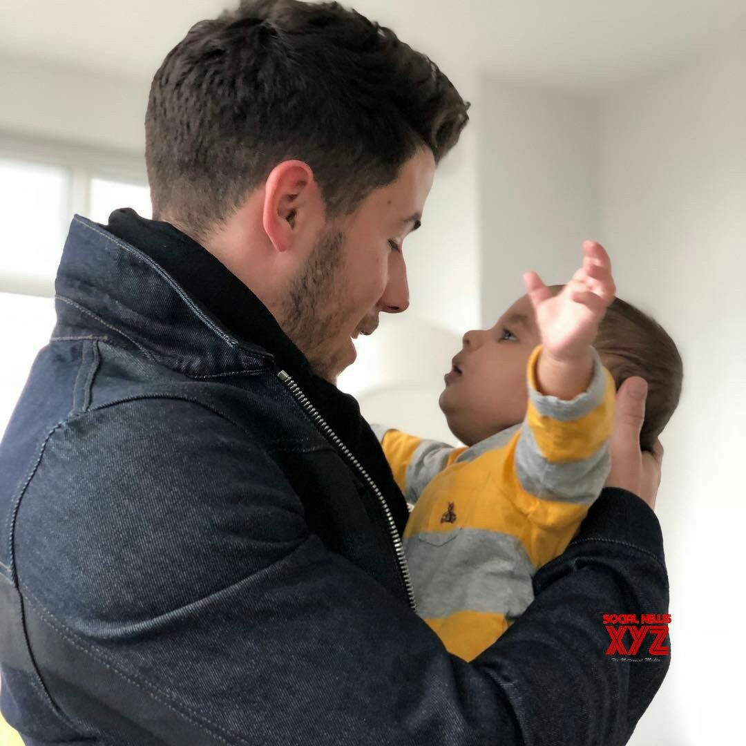 JonasBros03's tweet photo. Day 14: Nick with kids
I've been waiting for this one for the whole month of September 😭😭 #16daysofnickjonas 
The he's ment to be a dad??? Like whattttt?? The way he looks at them in all of the pictures is like...😭😭😭 https://t.co/l2u6QXskb4
