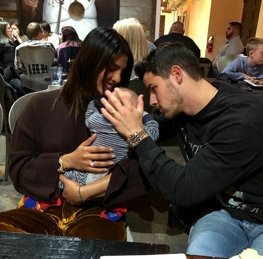 JonasBros03's tweet photo. Day 14: Nick with kids
I've been waiting for this one for the whole month of September 😭😭 #16daysofnickjonas 
The he's ment to be a dad??? Like whattttt?? The way he looks at them in all of the pictures is like...😭😭😭 https://t.co/l2u6QXskb4