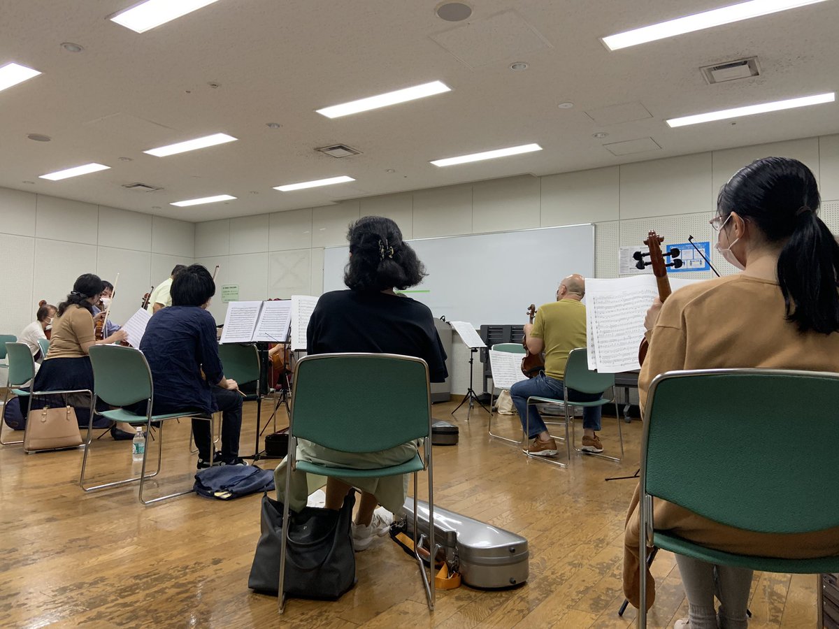 newphil_osaka's tweet photo. こんにちは！ニューフィルハーモニック大阪のTwitter担当S🎻です🤗
当団は感染対策ガイドラインに則った上で練習を再開しており、弦楽器ではプルトの座る位置をずらした上で、毎週月曜夜に合奏を行なっております。
今日の練習はシューベルトのグレートでした！な、長い……！ https://t.co/OoMyCoeayR