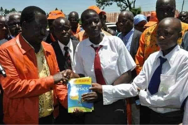 Let us be fair to Raila Odinga.

Many people say he's mean despite having a lot of wealth.

But here is a 2009 photo of him giving someone a textbook. Which means he's not mean. Ama nsmna gani 

#DansonMuchemiExposed Elsa Malala George Magoha