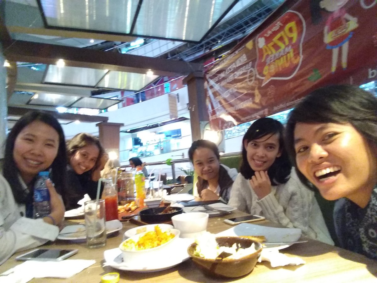 myshortleg's tweet photo. Around 2 years ago after watching Starting Over DVD together. Our first met after chat back and forth on whatsapp group. Minus @bulicil who cannot came that day because she lives faraway 😆😆 I miss you all
@Ristiatha @Tia89101 @dhi_ssi @princessmafe11 https://t.co/h00KEDPRXJ
