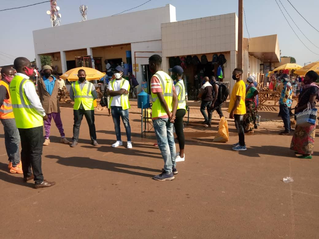KayonzaRyvcp's tweet photo. Abayobozi ba @KayonzaRyvcp basuye abakorerabushake bakorera mu isoko rya #Kabarondo na #Rusera mu rwego rwo kurebera hamwe iyubahirizwa ry'amabwiriza yo kurwanya #Covid19.
@RwandaLocalGov
@Rwandapolice
@KayonzaDistrict
@AbdallahMurenzi
@jcmurenzi
@EricBayisenge https://t.co/pm0j21YUyY