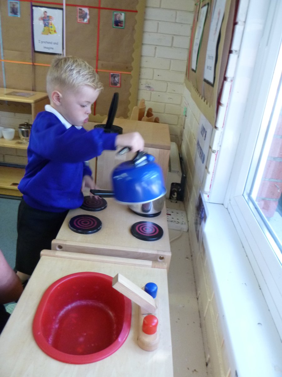 Well we have unpacked the 'kitchen' and are ready to go! @EarlyExcellence @AndyBurtEEX @MatthewSayerEEX @PhilAEEX #cooking #movingin #BackToSchool