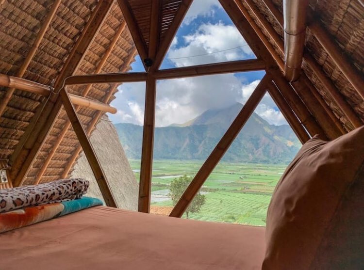 _doraredre's tweet photo. 2. The Glasshouse Bungallow 

Bukan view pantai, tapi view sembalun yang cantik banget. Cocok banget nih buat honeymoon adem adem view hijau... Harganya sekitar 300ribuan ya https://t.co/y8fEwdGiFd