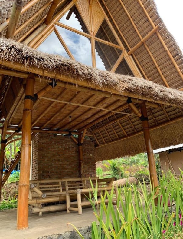 _doraredre's tweet photo. 2. The Glasshouse Bungallow 

Bukan view pantai, tapi view sembalun yang cantik banget. Cocok banget nih buat honeymoon adem adem view hijau... Harganya sekitar 300ribuan ya https://t.co/y8fEwdGiFd
