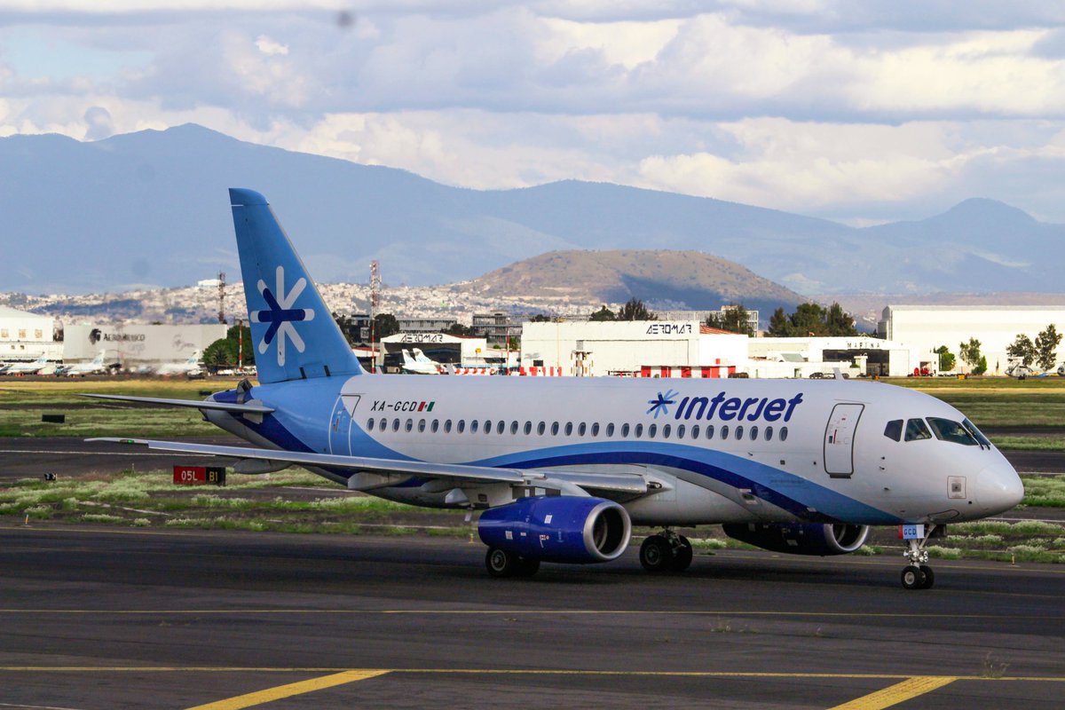 XBRomeoDeltaYan's tweet photo. Los "expertos" le hechan la culpa de lo que le sucede a la empresa pero la realidad es que es el que está sacando la chamba!! 😅😎
#interjet #SSJ100 #sukhoisuperjet #AvGeek #planesspotting #aviationlovers #aviationdaily #aviationphotography #AirplaneTime #MasInterjet https://t.co/pTvSzTixEK