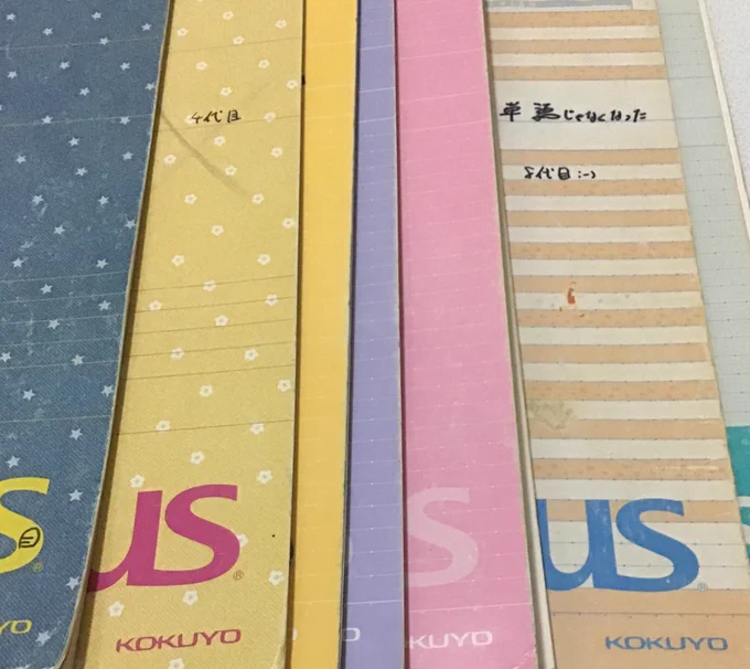 中3のとき授業ノート2回とってて、授業中にメモする1回目のノートと後で読み返す綺麗な2回目のノートがあって1回目のノートは落描きだらけなんですけど、
この方法でこのくらいの成長…?変化?したし顕著なところで英語は50点上がった 