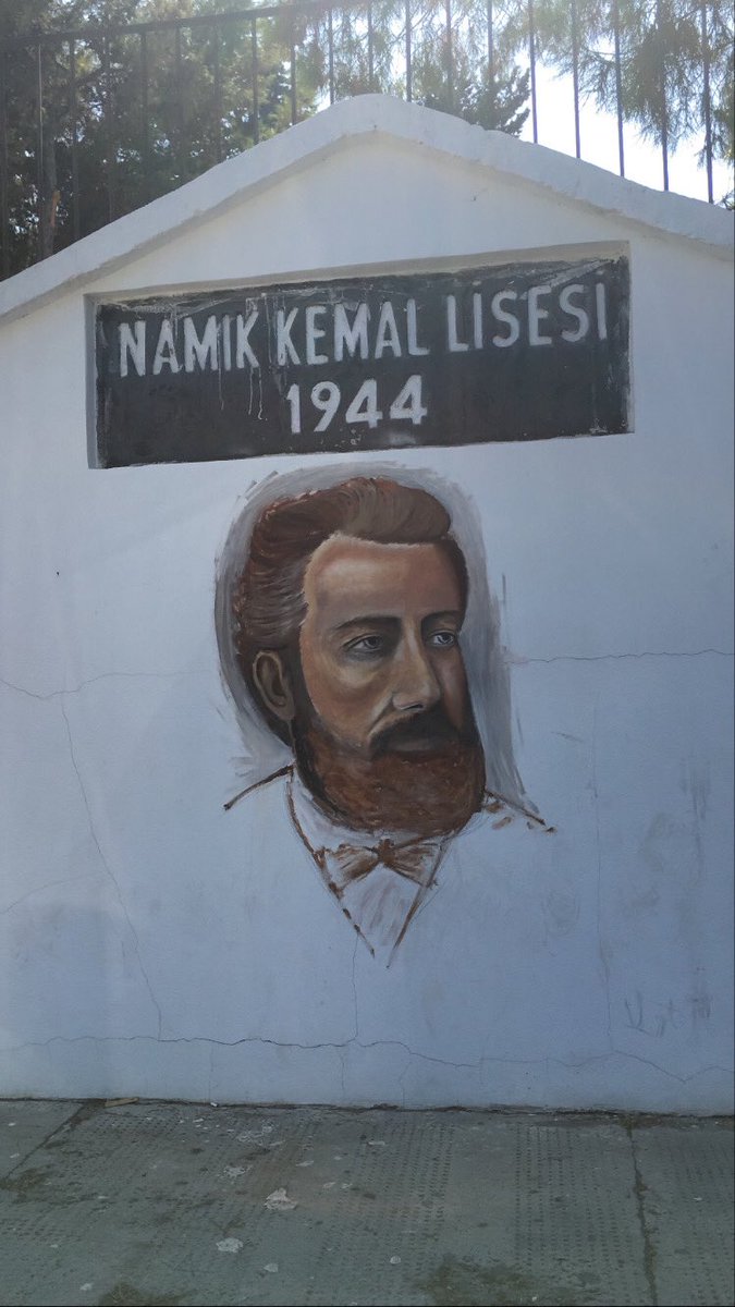 Namık Kemal Lisesinin tek ihdiyacı olan Namik Kemal Portresi da yapıldığına göre artık eksiksiz ve muhteşem bir okul oldu.🧐