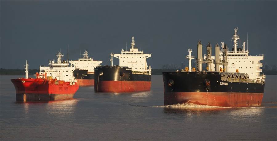 BolsaRosario's tweet photo. ⚓Las exportaciones agroindustriales sostienen el ingreso de dólares al país.

En la primera mitad de 2020, el saldo comercial ha mejorado un 44% en términos interanuales, pero a expensas de un fuerte ajuste en las importaciones que superan la merma en el valor exportado. https://t.co/W7CKLhGgS5
