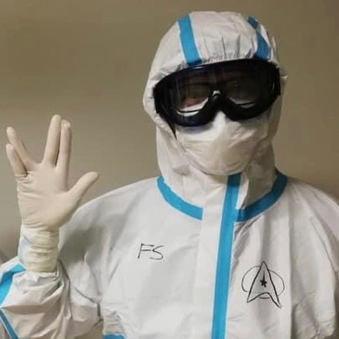 ffsemeraro's tweet photo. #Coronavirus Greeting people #SafeApproach 
I read the suggestion 🤚❤️"hand on heart" instead of the elbow. I have a safe and nice suggestion for @DrTedros @WHO Why don't you suggest 🖖Live Long And Prosper #LLAP greeting @TheRealNimoy @StarTrek https://t.co/jUgkcd2XlV