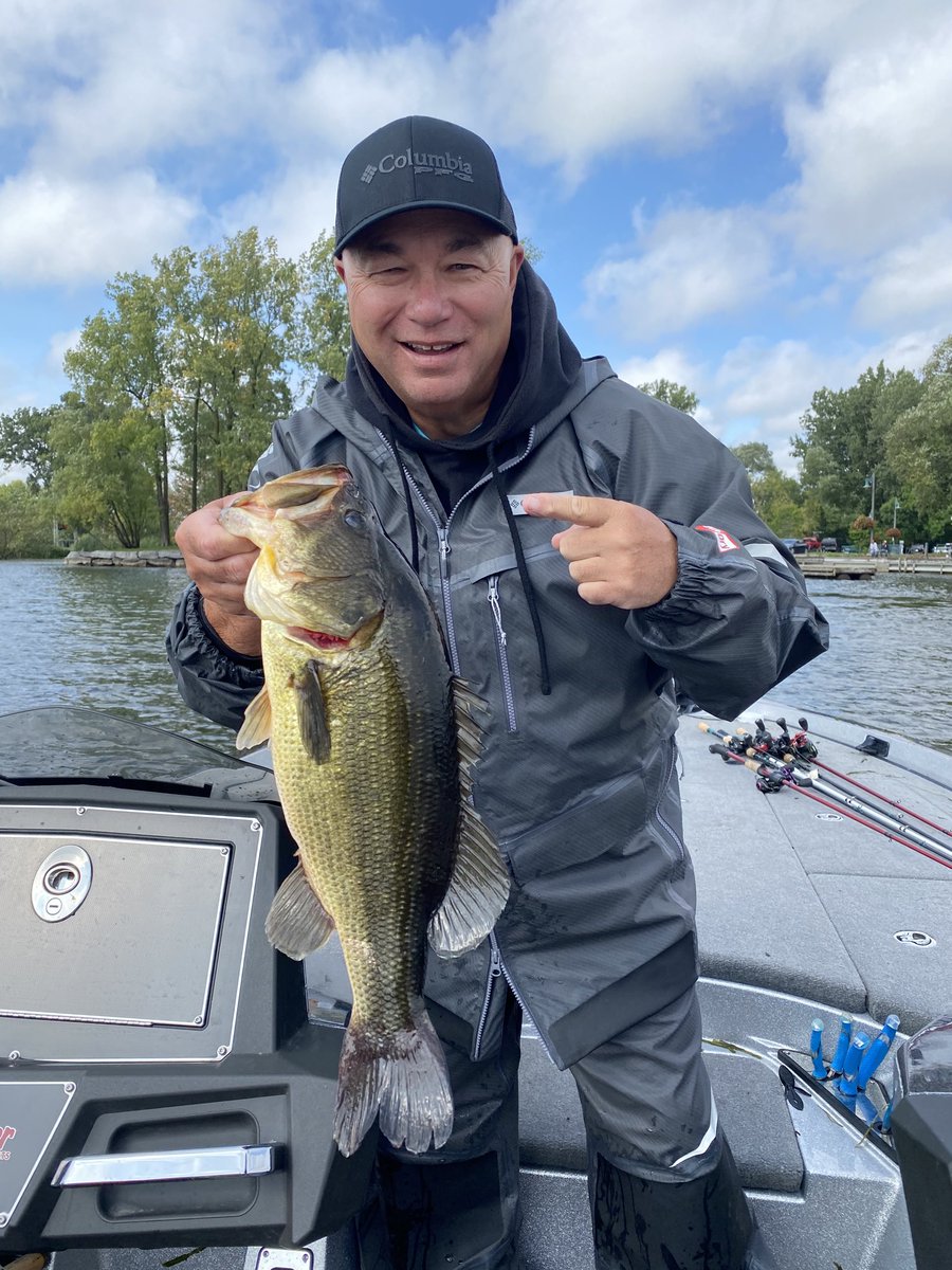 BobIzumi's tweet photo. We could not get our 5th bass yesterday...only 2.97 lbs out of first. Had 9 for 29.66. Bad news, weather forecast was right, rained for 5 hrs in the am-good news, stayed 100% dry with ⁦@Columbia1938⁩ PFG Force XII OutDry Extreme rain suit! #amazingtechnology #WhyIFish https://t.co/9niX7UeFM1