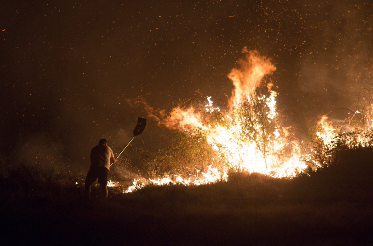 anovagal's tweet photo. 🔥🆘 Ano tras ano a mesma traxedia e problemática, ante a pasividade e desleixo das administracións públicas. Arde Ourense e a Serra do Xurés co destrozo do medio natural e o perigo para as vidas. Nalgún momento deberamos atallar as causas complexas desta desfeita #LumesNuncaMáis https://t.co/AejGGoeqjj