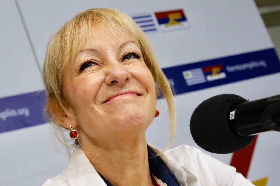 facardozo's tweet photo. @CosseCarolina respondió esta mañana a las críticas del gobierno sobre inversiones en publicidad durante su gestión” Se dedican a hablar de mi , lo irónico es que los tweets donde me critican los escriben desde IPhones que compraron más baratos gracias a los planes de Antel “ https://t.co/s4Dricnz1z