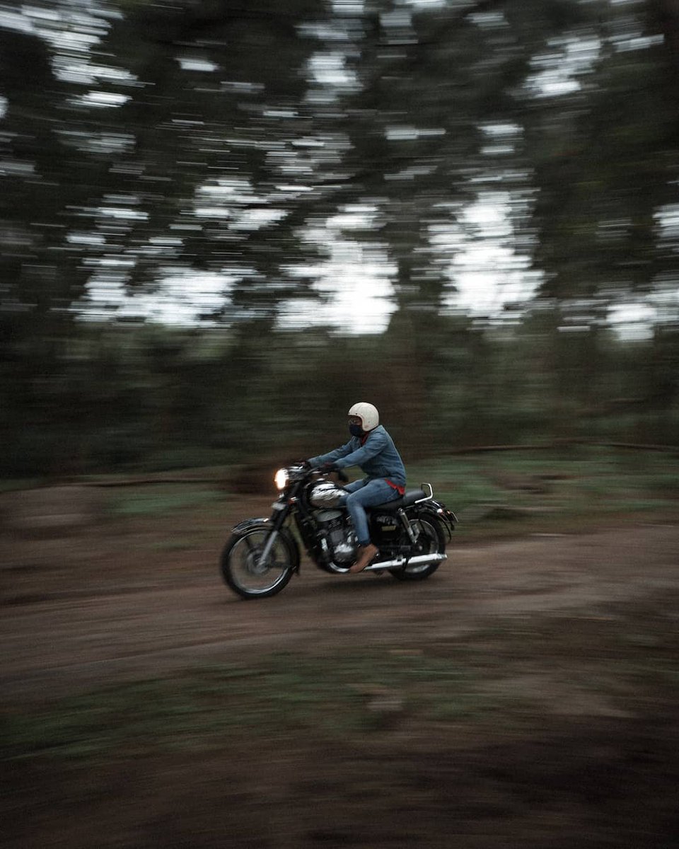 jawamotorcycles's tweet photo. Jawa evokes an undefined emotion

#Repost from Adarsh's instagram (@opadarsh)

#jawa #jawalife #jawaisback #jawalove #Jawamotorcycle #classicmotorcycle #kommuniti #motorcycleclub #cruiserheads #kommunitigallery #jawablack #vintagemotorcyles #legendisback #motorhead #earthoutdoors https://t.co/Qu6zMM5bzm