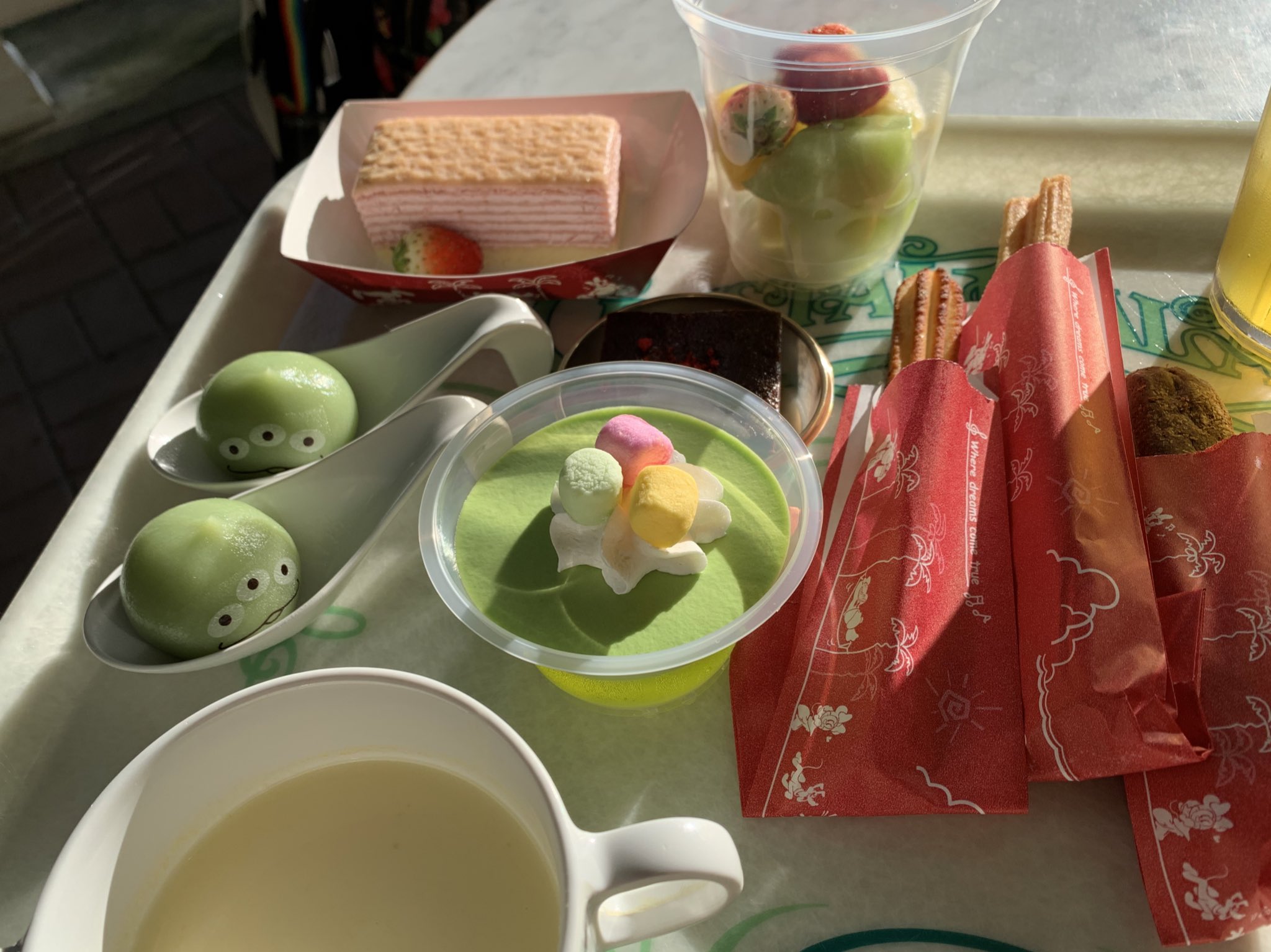 かめきち ディズニースイーツ食べ放題 予約しなくてもすんなり入れた ただし テラス席 遠くから城前グリ観れたしラッキー ディズニーランド スイーツビュッフェ クリパレ クリスタルパレス リトルグリーンまん食べ放題 T Co