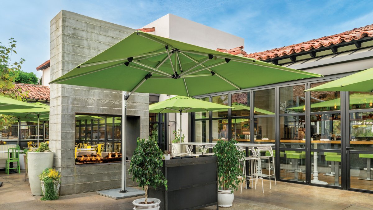 The #Shademaker Polaris Sidepost #Umbrella is a large commercial-grade shade with an aluminum frame &amp; Sunbrella canopy in multiple vibrant colors &amp; neutral tones. It's great for al fresco dining or large outdoor lounging

decorinteriorsus.com/shademaker-pol…

#patioumbrella #outdoorumbrella