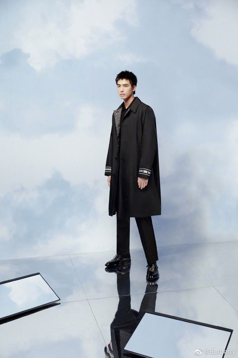 wildflower0325's tweet photo. 200914
#burberry update

Burberry Tmall live tonight🙌🏻

#宋威龙 #宋威龍 #송위룡 #ソンウェイロン #ซ่งเวยหลง  #songweilong #findyourself #goahead #以家人之名 https://t.co/TRyzjm754s