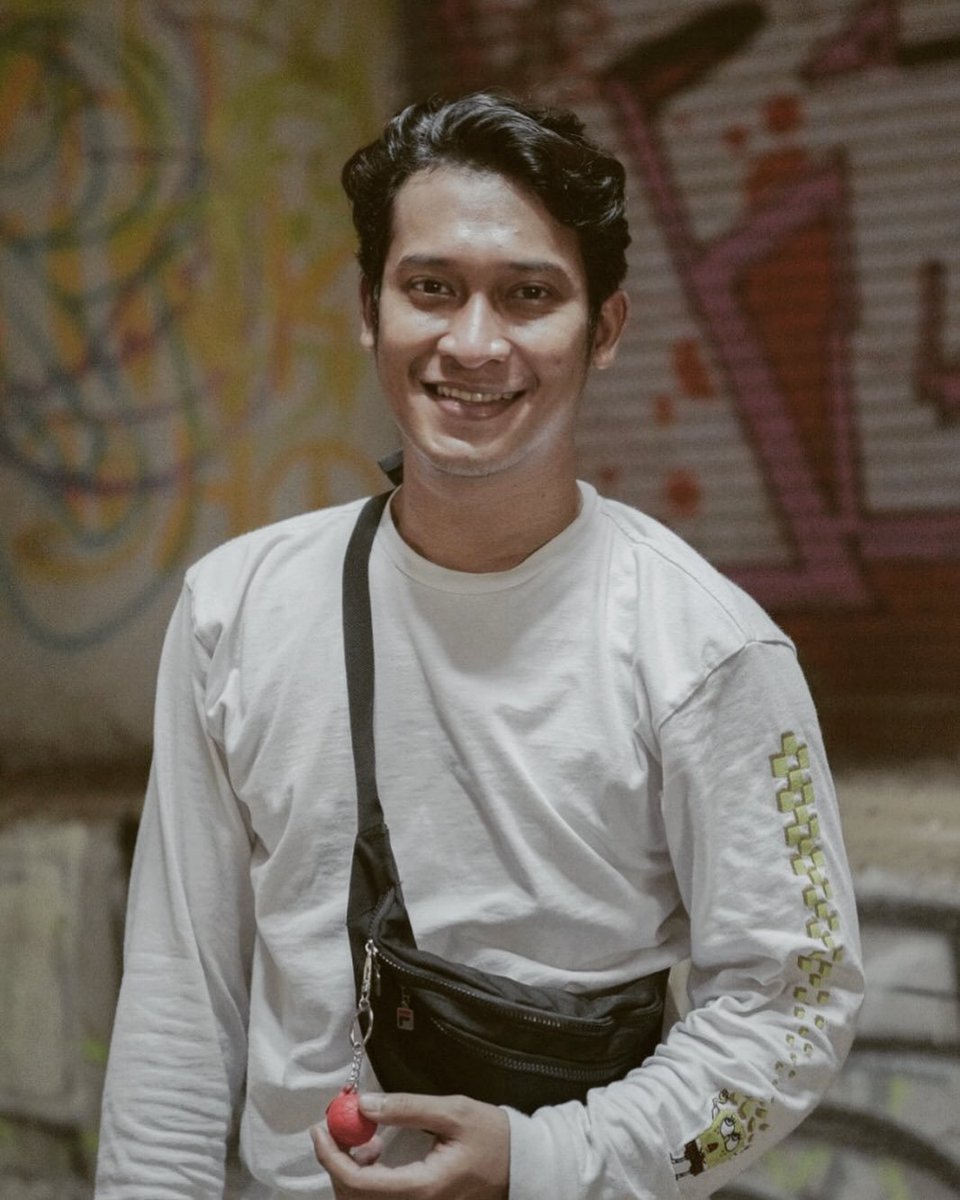asumsico's tweet photo. Aktor Ade Firman Hakim meninggal dunia pada Senin (14/9) pukul 17.20 WIB.

Ade meninggal dunia pada usia 31 tahun dan diduga disebabkan karena terinfeksi COVID-19. Ia mulai dirawat di rumah sakit pada Sabtu (12/9) kemarin. https://t.co/qv8PQM3eoA