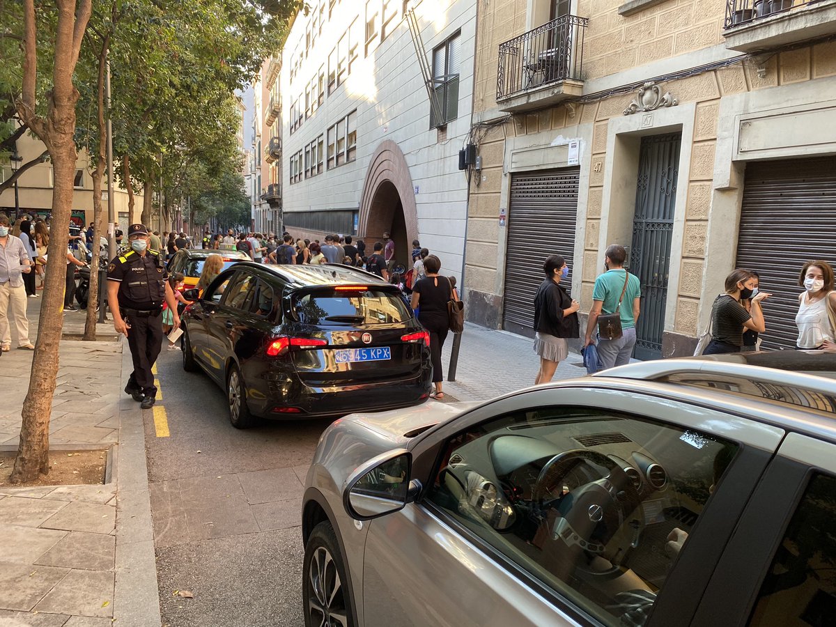 ernestcauhe's tweet photo. Una escola segura també és una escola amb l’entorn pacificat.  

Aquestes escenes no són acceptables, @Bcn_Gracia.

Aglomeració de famílies + trànsit constant en plataforma única = perill. 

I a partir de dijous sense la @barcelona_GUB. 

@bcn_ajuntament, escoltin a @AFAJujol. https://t.co/b0xThh0SbX
